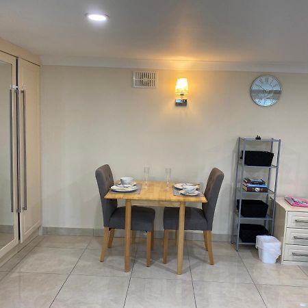 Studio Flat Gants Hill With Free Parking Redbridge Exteriör bild