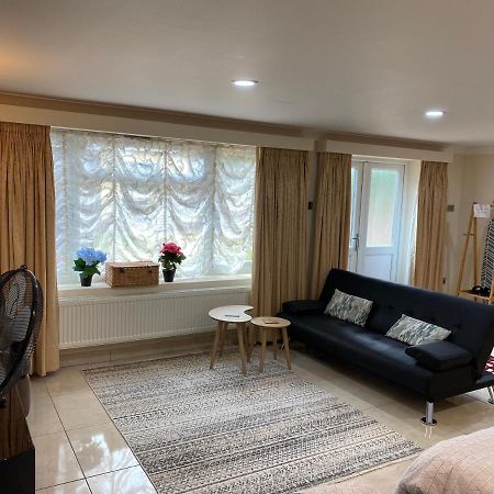 Studio Flat Gants Hill With Free Parking Redbridge Exteriör bild