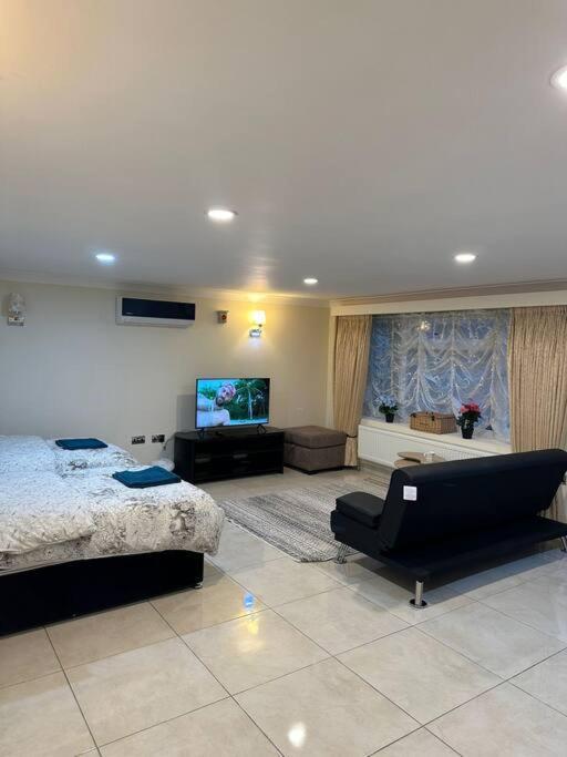 Studio Flat Gants Hill With Free Parking Redbridge Exteriör bild