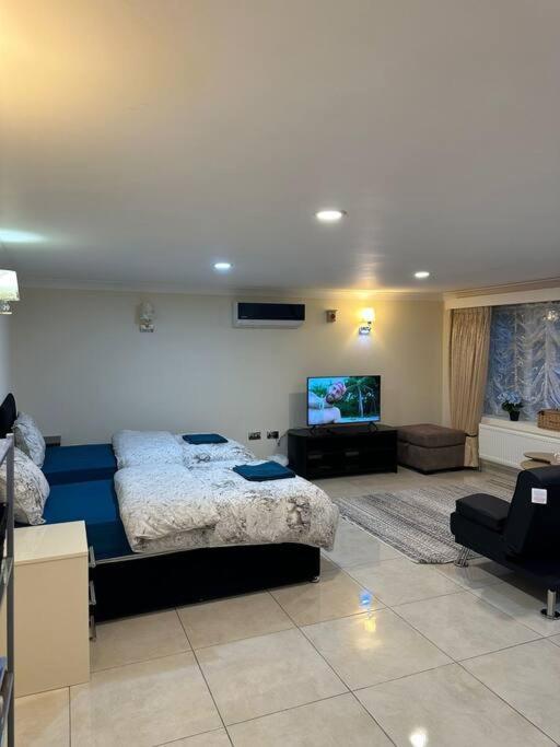 Studio Flat Gants Hill With Free Parking Redbridge Exteriör bild