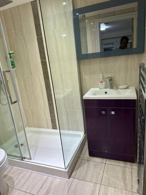 Studio Flat Gants Hill With Free Parking Redbridge Exteriör bild