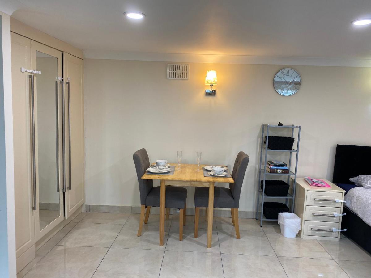 Studio Flat Gants Hill With Free Parking Redbridge Exteriör bild