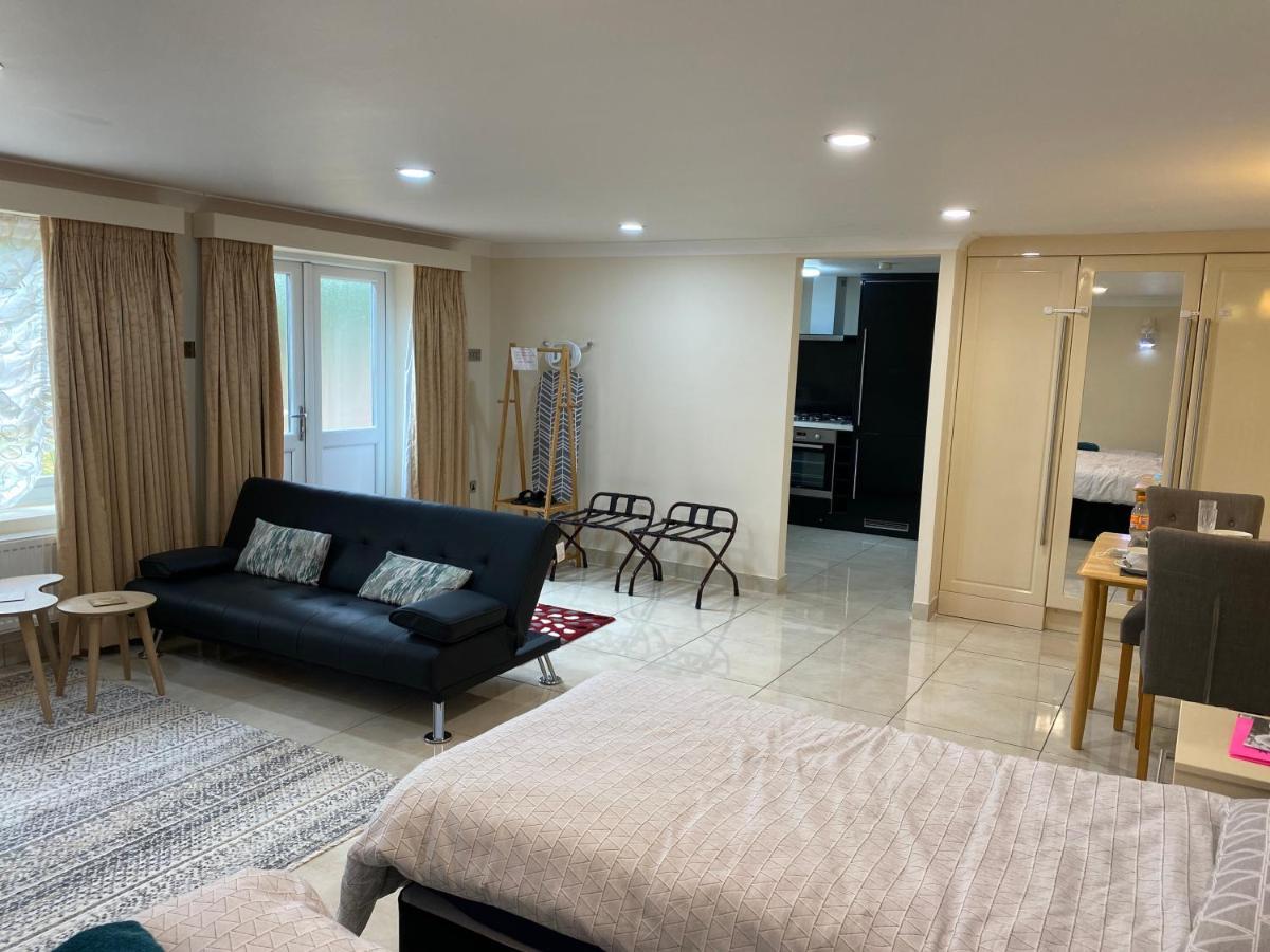 Studio Flat Gants Hill With Free Parking Redbridge Exteriör bild