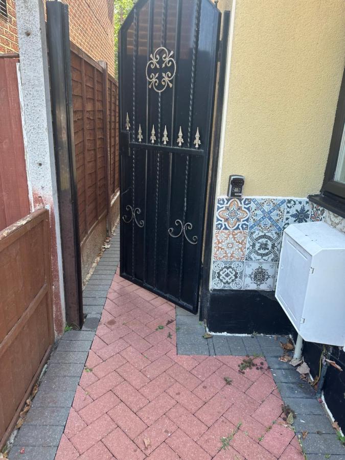 Studio Flat Gants Hill With Free Parking Redbridge Exteriör bild