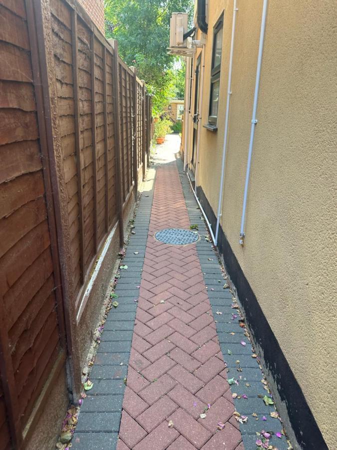 Studio Flat Gants Hill With Free Parking Redbridge Exteriör bild