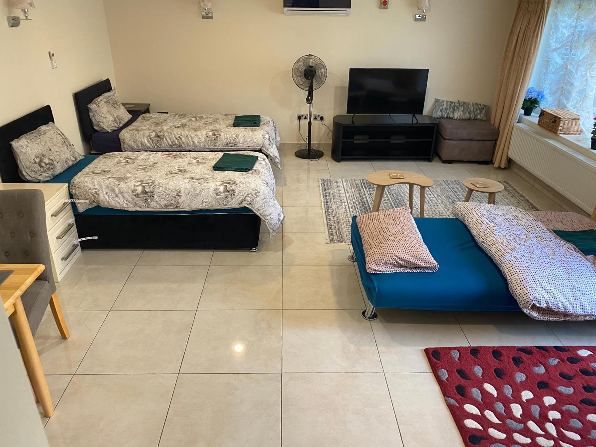 Studio Flat Gants Hill With Free Parking Redbridge Exteriör bild